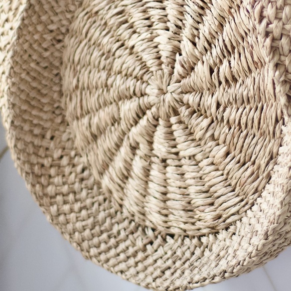 Hand Crafted Natural Straw Handbag - Picture 6 of 8